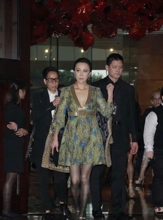 刘嘉玲，167cm，此刻于人群中，依旧是焦点，尽显巨星风范！