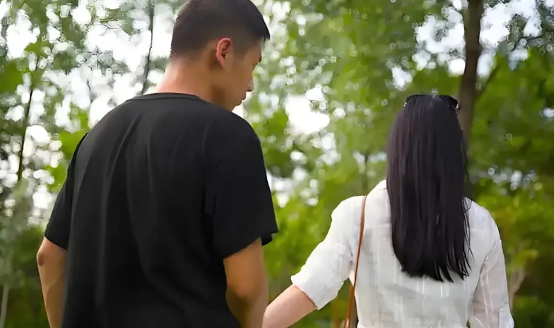 湖北黄石，男子无业，却背着怀孕的老婆，和一女子保持不正当关系，不料，女儿早产急需