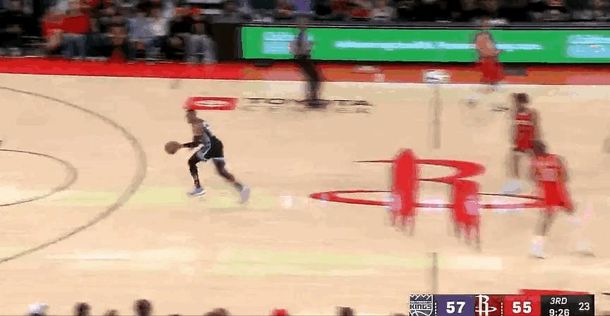 国王老将威少真是能力满满啊！在今日火箭对阵国王的第三节比赛中，威斯布鲁克抢断反击