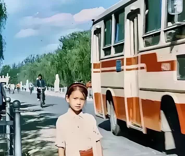 1988年的高圆圆青涩的模样，这会儿，我才刚出生，如果我俩一块长大，会不会是青梅