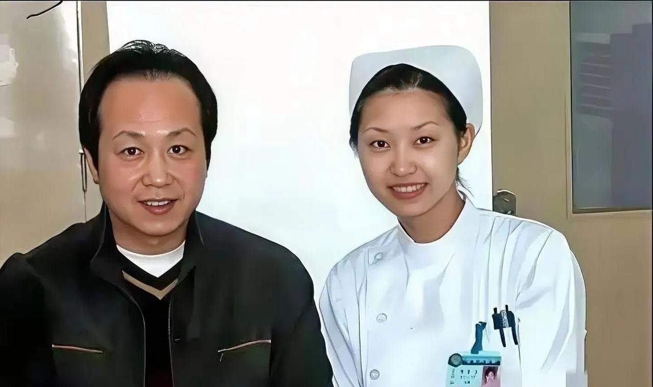 2009年
央视主播罗京因病住院期间，与主管护士的合影。