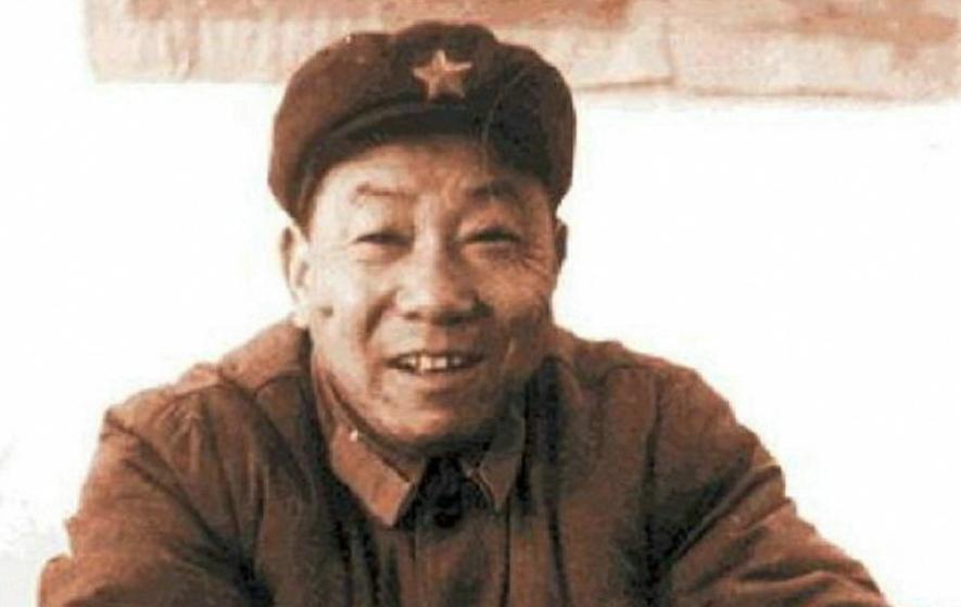 1953年，美国顶级狙击手艾克上校在一次射击中打中了一名志愿军战士，让其掉进了壕