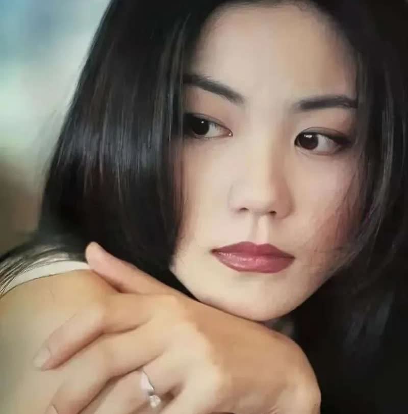 有一次，王菲戴着价值600万的大钻戒跟张国荣打麻将，张国荣开玩笑道：“今天多打几