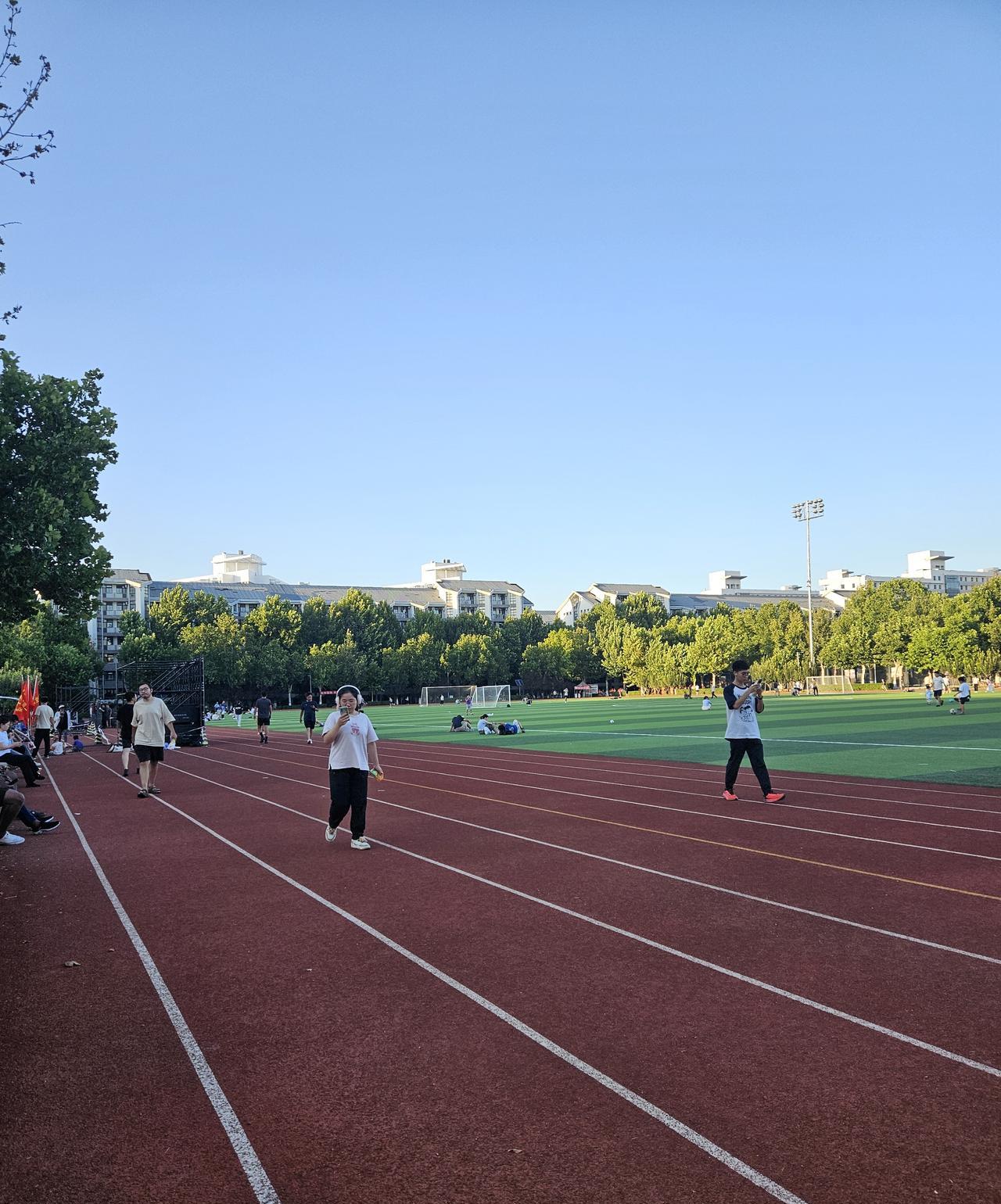周六傍晚的清华大学紫荆操场，跑步锻炼的学生不少。清华大学的校园好美