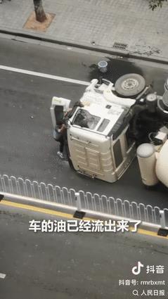 “这就是英雄本色！”广东广州，一辆搅拌车侧翻，司机被困在车内没法出来，关键时刻，