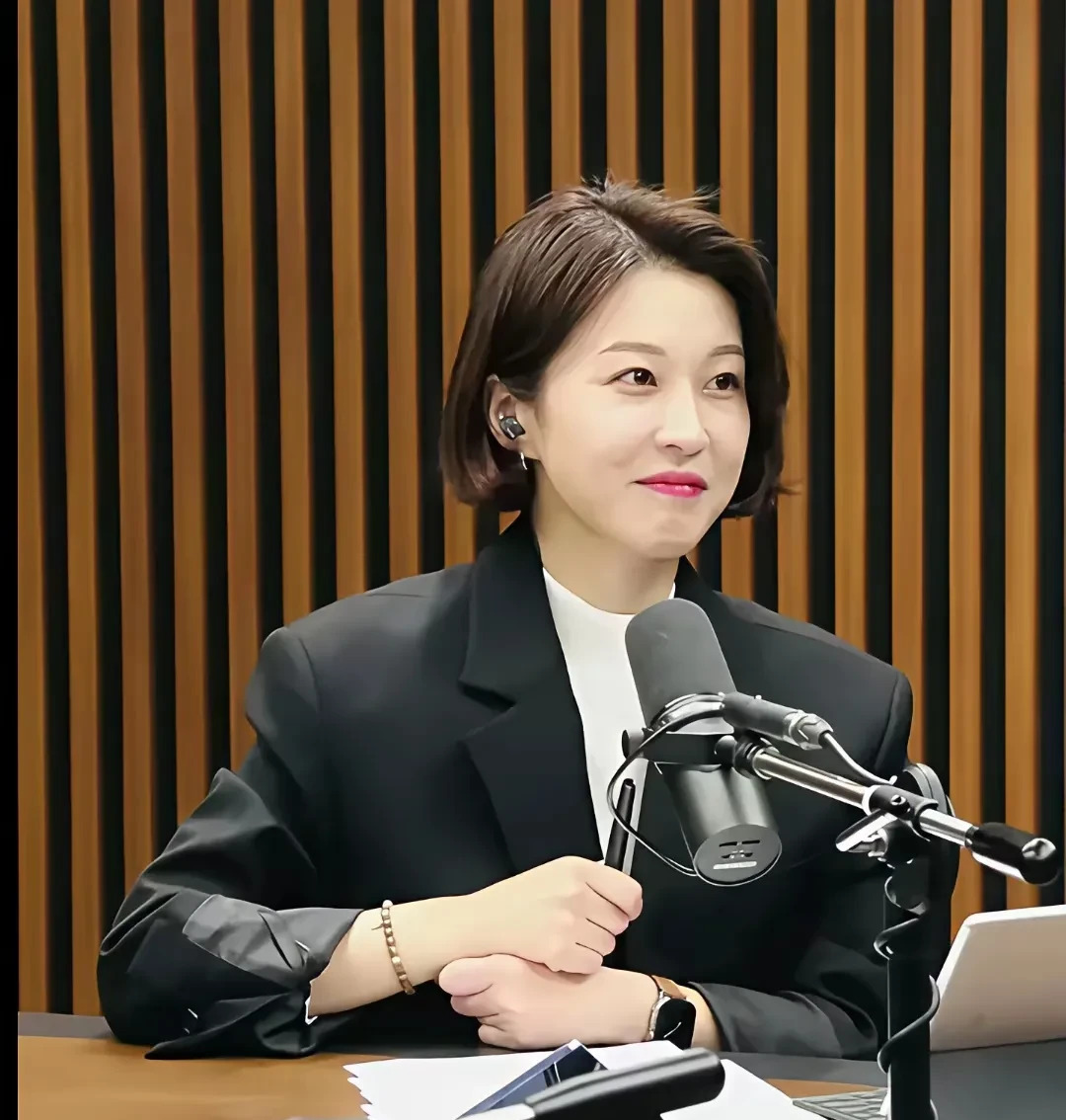 韩国美女副发言人安贵玲火了











谁能想到，在韩国政治风云变幻的