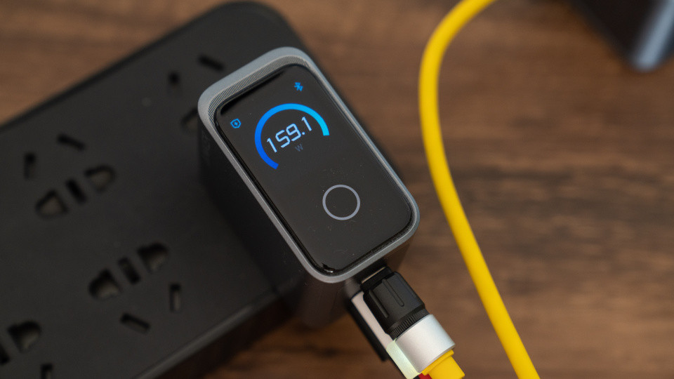 春节出行充电王炸：Anker Prime智显充Pro+超薄磁吸充电宝，便携高效两手抓