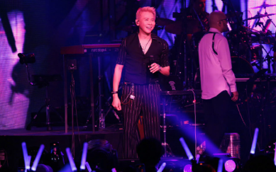 陶喆的浪漫藏在舞台细节里，《爱是个什么东西》的舞美藏着50种语言的爱字，显微镜网