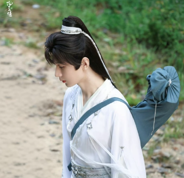 #肖战成毅杨洋三大男主剧四月对打# 
这是提前烘托竞争的气氛吗？
不过肖战成毅杨