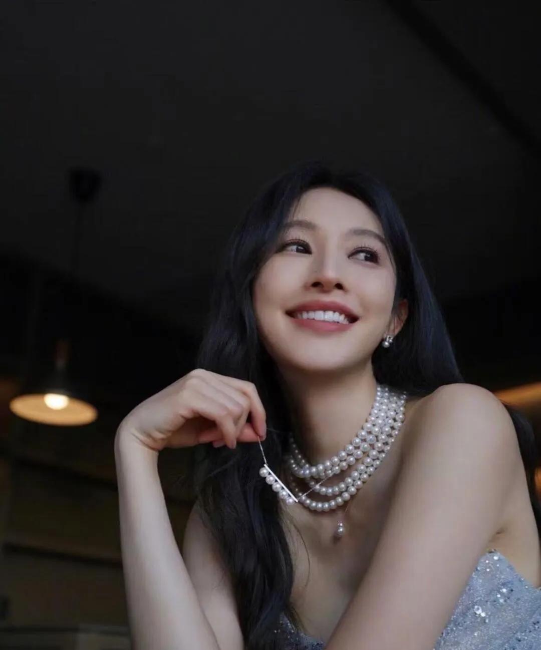 娱乐圈有实力的很多
但是不是谁都能火
张俪就真的挺可惜的
她演技好长得也漂亮，演