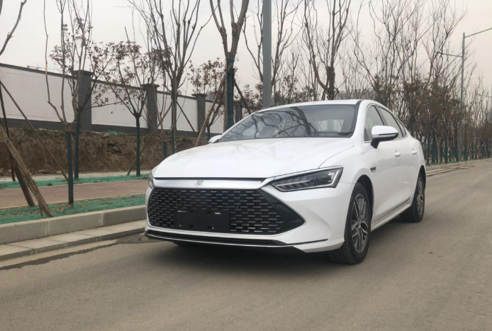 秦plus DM-i 55km旗舰版本提车作业
对于大家关心的驾驶感受，DM-i