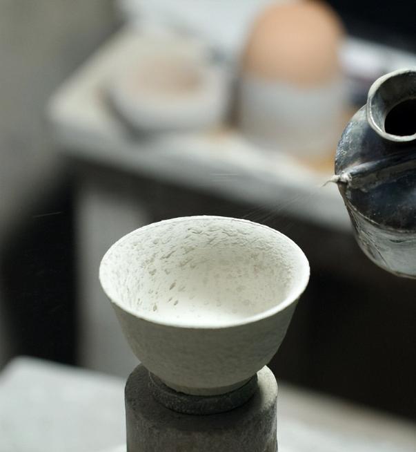 宋朝的瓷器是如何制作的？
宋人早已发现，唯有含铝量达17%以上的瓷石与高岭土混合