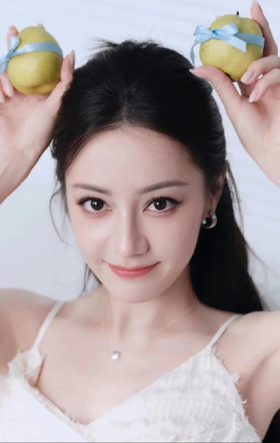 迪丽热巴是真的好看啊！
你看她那双眼睛，又大又亮，眼尾微微往上翘，笑起来的时候卧