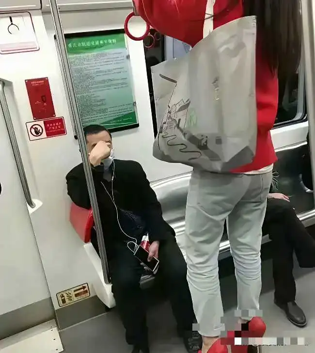 地铁上的一幕，不得不说，惊呆了。