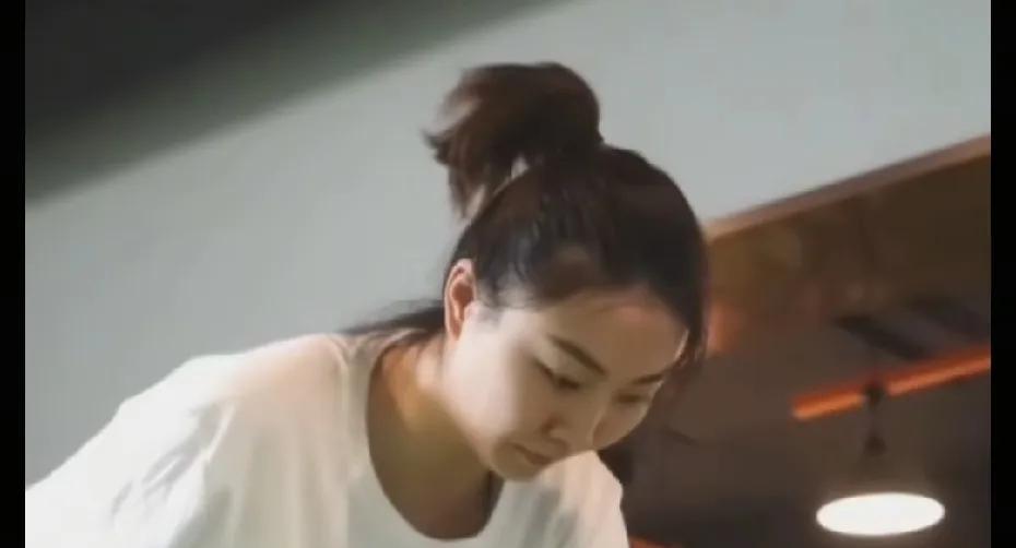 袁心玥已经是回到了天津女排，
从电视画面看，
袁心玥是已经开始体能训练了，
这是