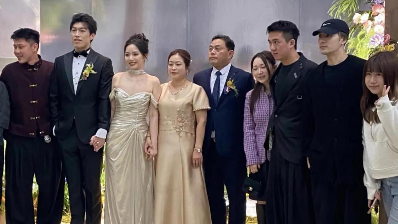 31岁王嘉尔参加员工婚礼，打扮低调