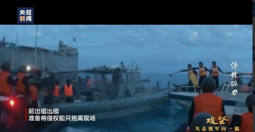 首次曝光！菲军掏出枪支对抗中国海警执法，我海警高喊：冲我来！
 
8月1日，央视