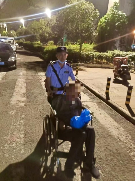 我是你的眼！武汉轨道警方深夜护送视力残疾乘客
极目新闻通讯员 张祖华 李文茂
6