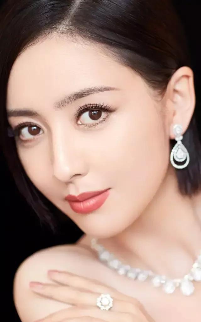 #为什么佟丽娅这么美，还要离婚#
演艺圈的事，谁说的清楚。
85后小花，离婚是潮