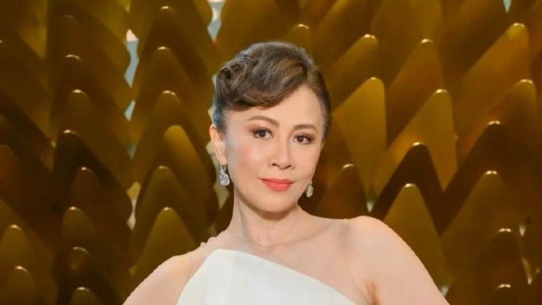 澳门《水舞间》首演，刘嘉玲露背长裙抢镜，状态爆棚引热议
