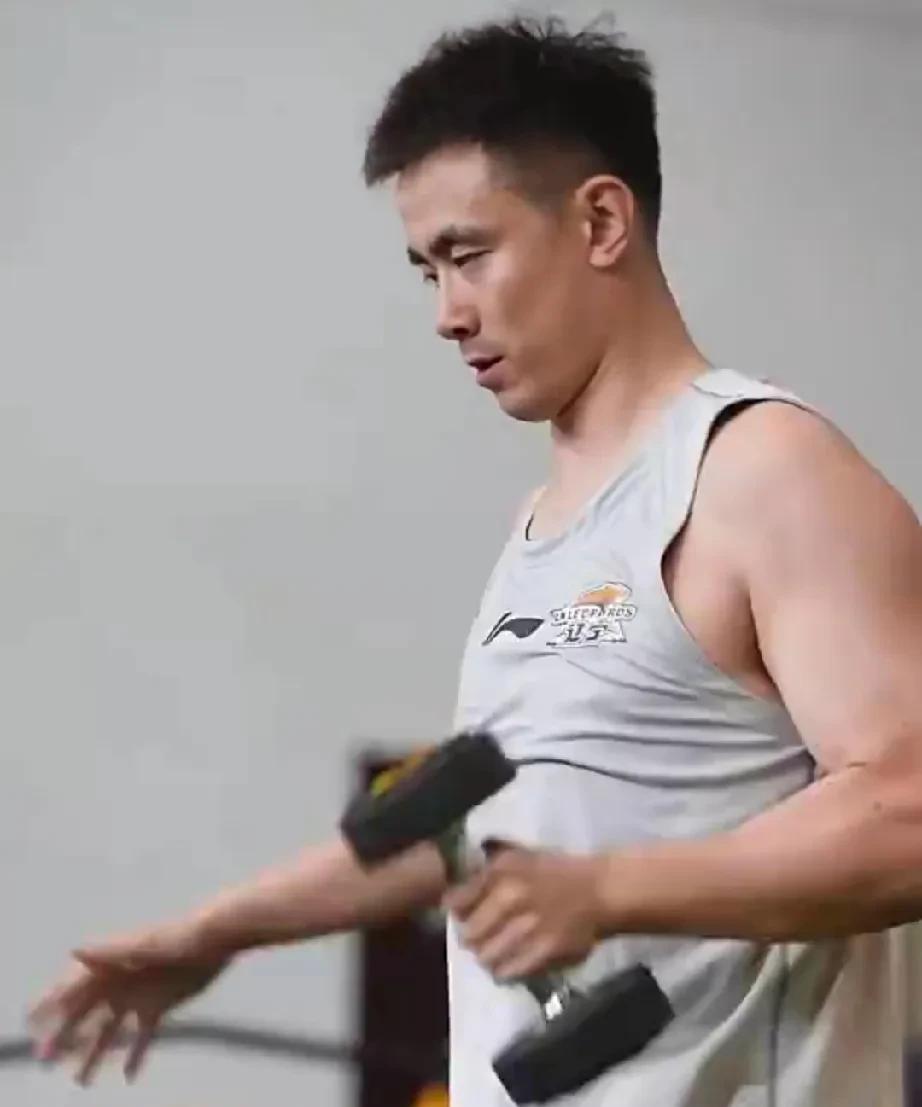 赵继伟体能训练，肌肉线条明显！
近日，赵继伟进行了体能训练，训练师也是帮助赵继伟