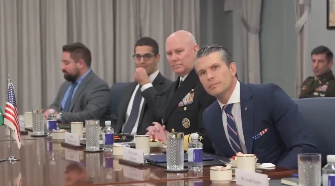 美国的各种规则以及惯例，正在被逐一打破。

路透社一名记者早前向美国国防部长皮特