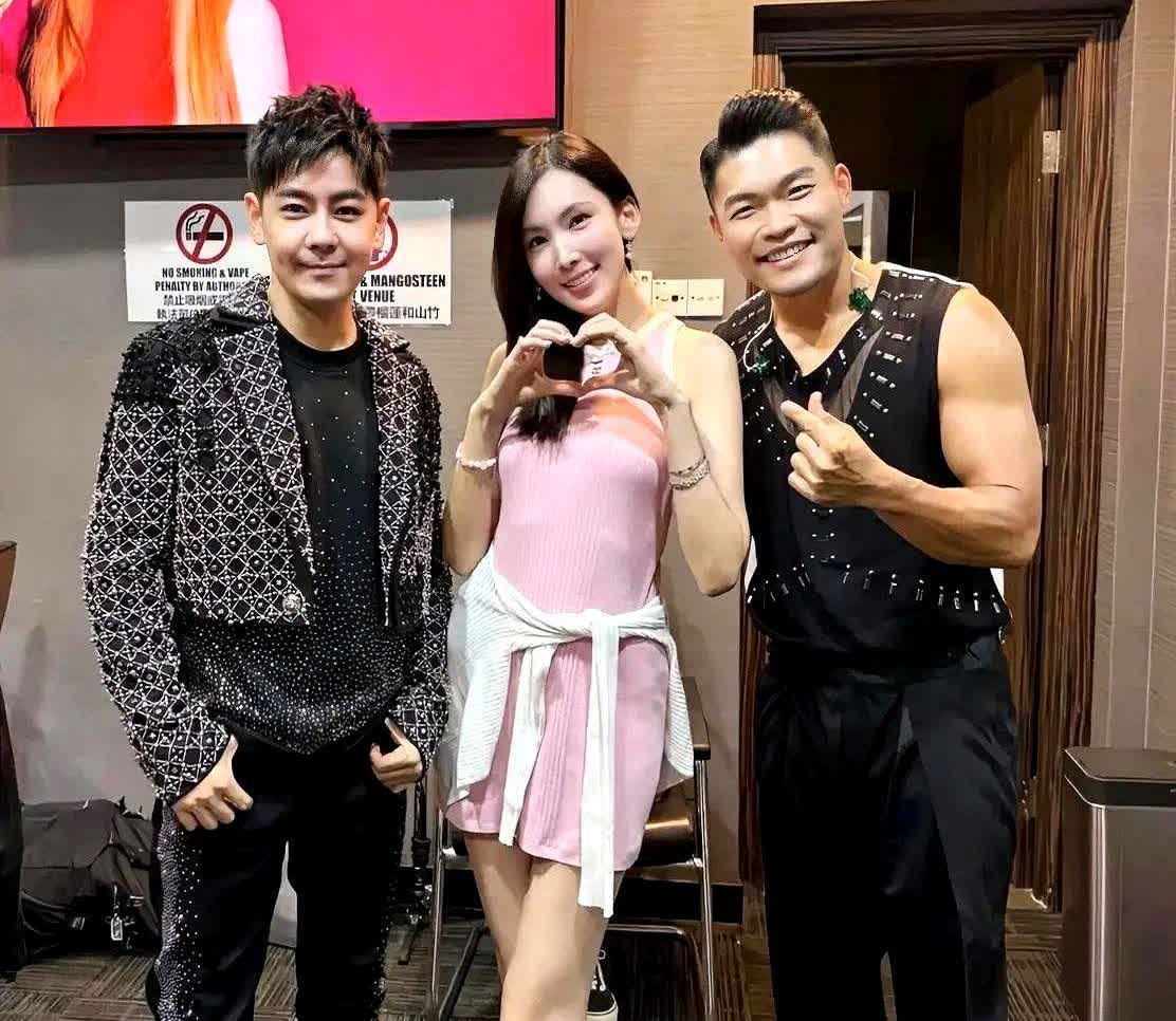 51岁林志颖和老婆现身马来西亚，陈若仪的身材真好，凹凸有致，但双腿瘦得有点夸张了