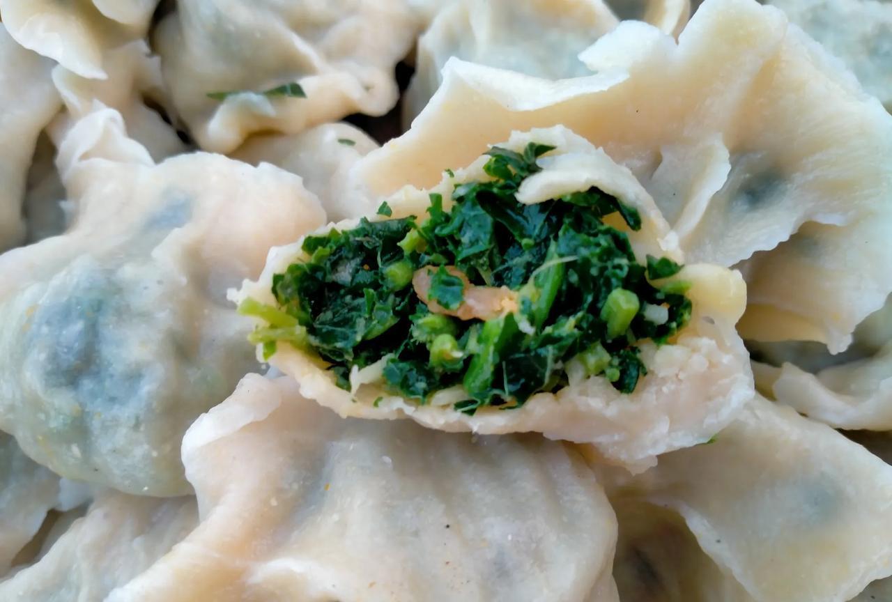 老公咬了一口饺子问我啥馅的？我朝院子里努努嘴，他立马笑着说“又和鸡吃一样的？[笑