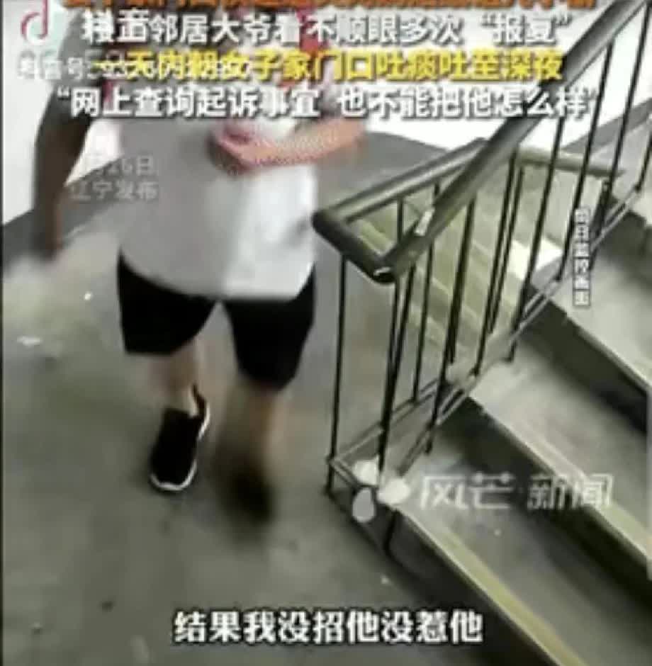 辽宁，一女子网购的几百块快递在门口被人偷走，于是就买贴纸诅咒小偷，不料楼上大爷看