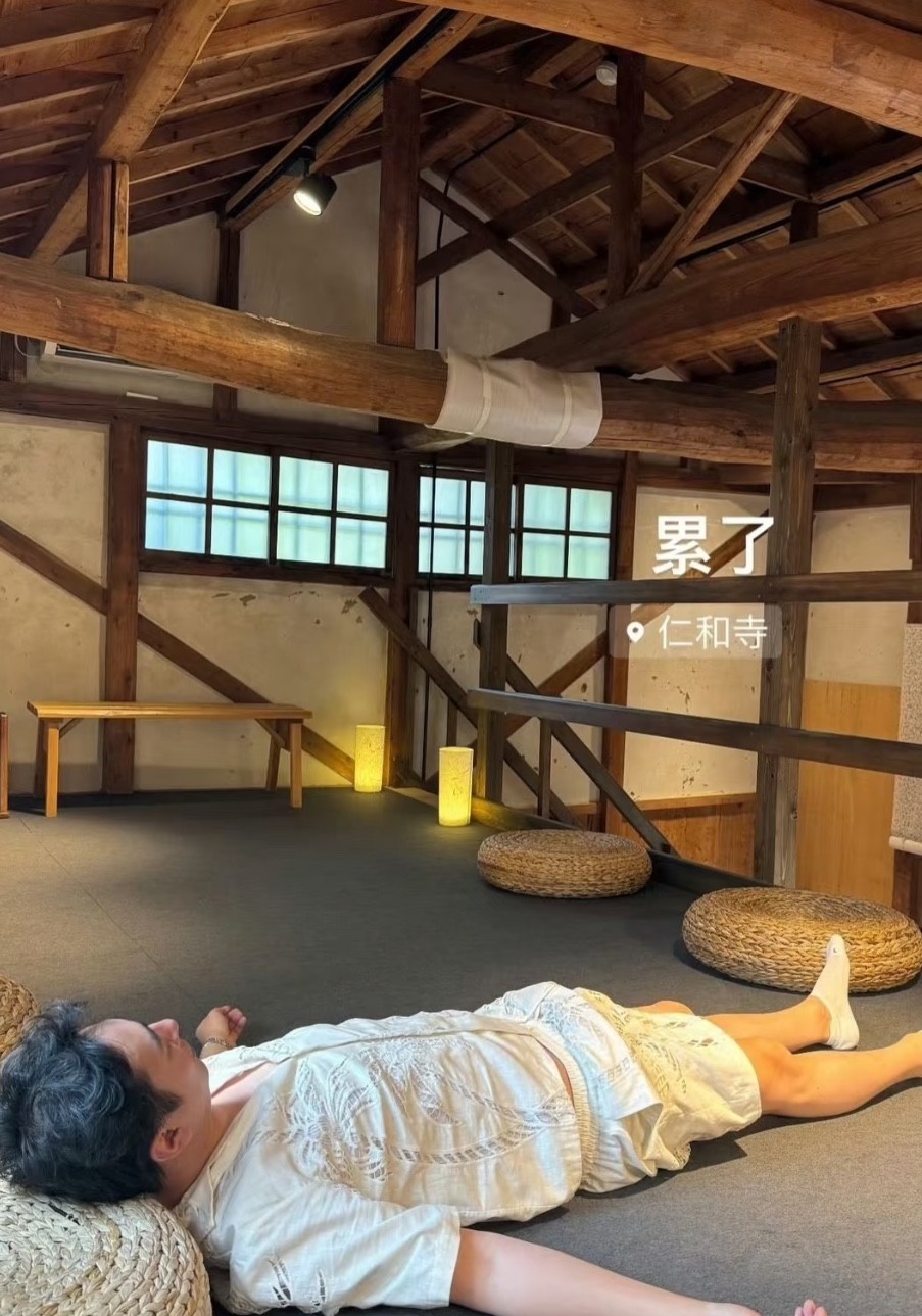 王思聪这是顿悟了？

从前的他是毒舌王校长

现在的他喜欢待在寺庙，他才