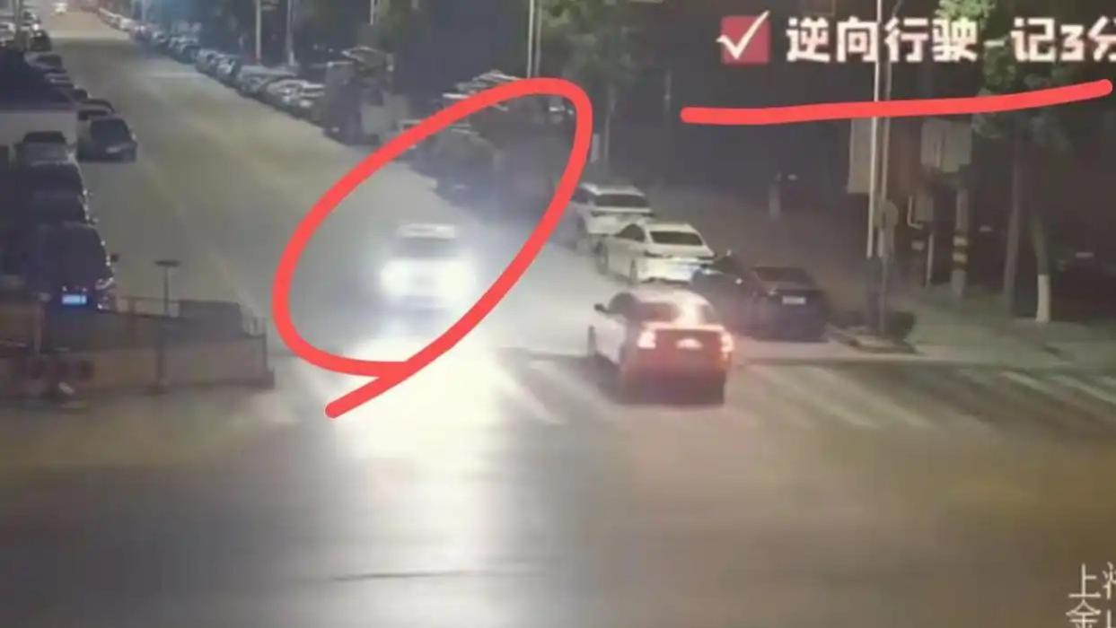 男子与女友吵完架，开车2分钟扣22分