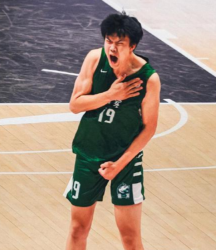 17岁2米13新星刘朕赫: 获4所NCAA邀约，有望成下一个易建联
