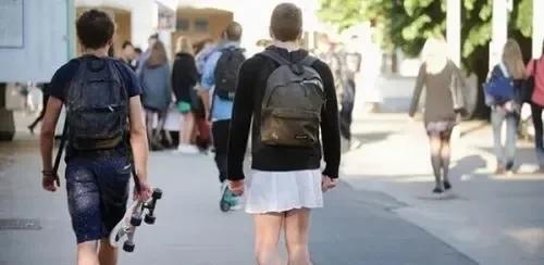 都说穿衣自由，你认可男人穿裙子吗？
穿衣自由没有到那个随意程度，不信，你让抠脚大