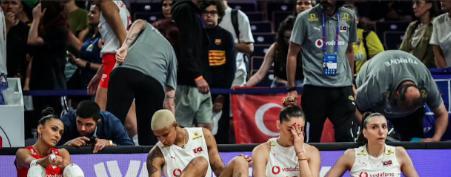 故意挑对手，结果被反杀！
土耳其女排亲手把22连胜埋进土里。
小组赛末轮，她们放