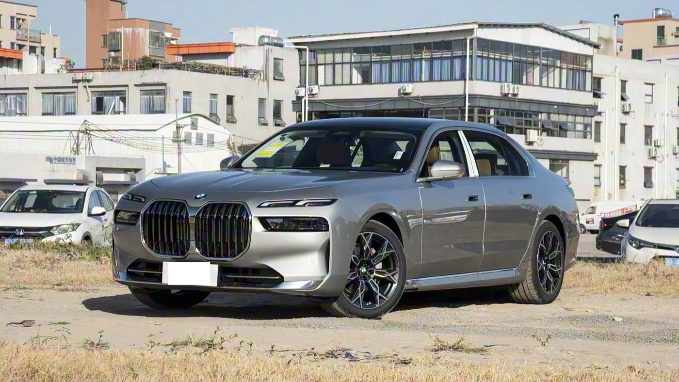 26款宝马7系加量不加价！配运动套件，配31.3英寸双联屏+3.0T轻混