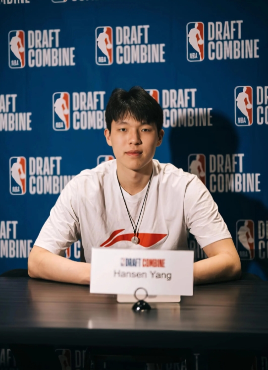 我承认，赛季初我的确为小杨着急过，但是这俩场，小杨的进步真的没得说
认真看球的人