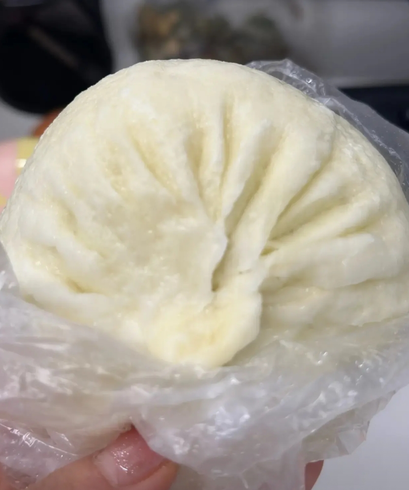 我一直傻傻的以为，早餐店的包子都是老板起早自己做的，直到在早餐店上班的邻居跟我说