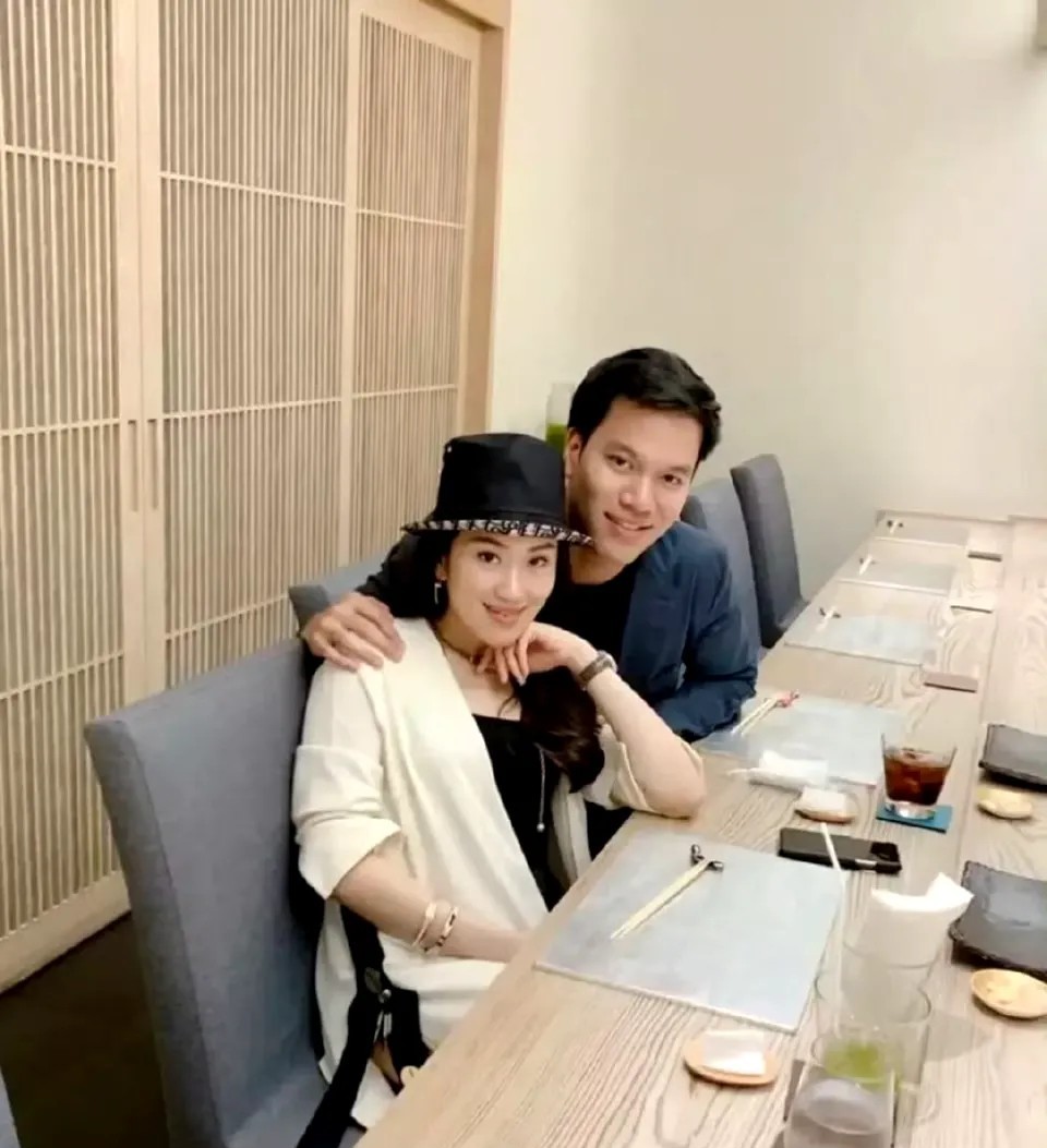 佩通坦以前恋爱的时候，一看就是小女人，柔美娇俏，不知道为什么她要参与政治，享受儿