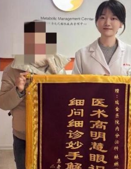 火眼金睛。2025年，上海一女子在陪母亲去医院复查糖尿病时，不料负责问诊的女医生