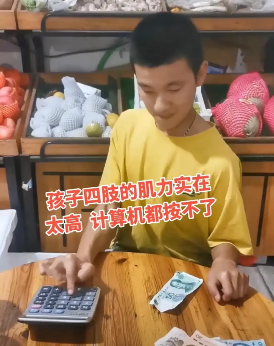 浙江杭州，17岁少年，出生时因缺氧导致脑瘫，母亲想让他学着自立，便让他摆摊去卖爆