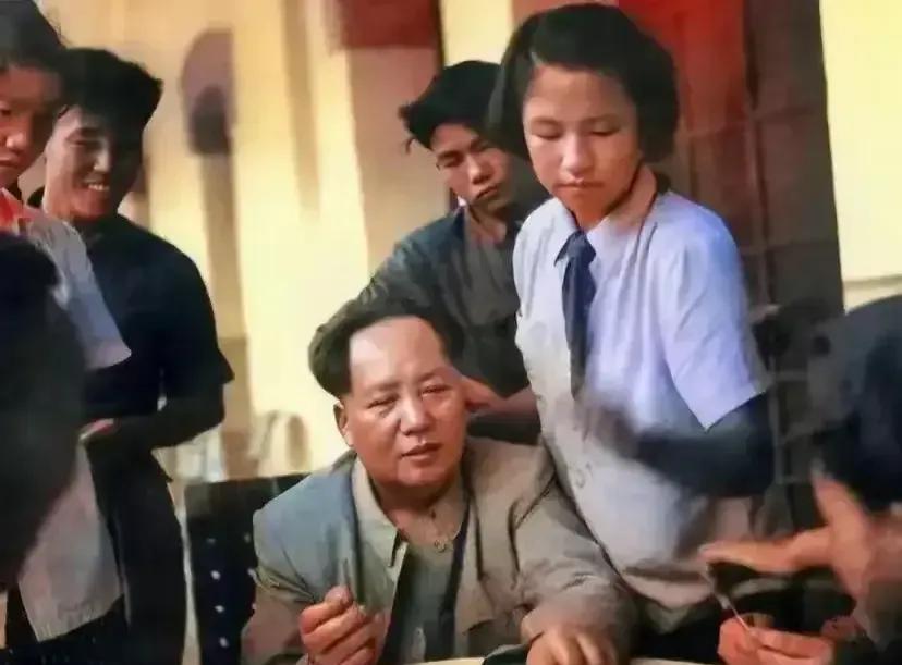 吃水不忘挖井人，                幸福全靠毛主席！        