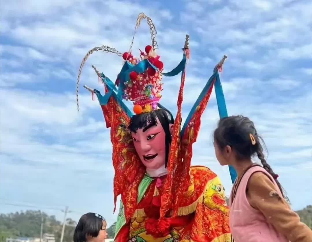 姚晨带着儿女回福建娘家看游神！俩孩子个子高高的，长相很有辨识度