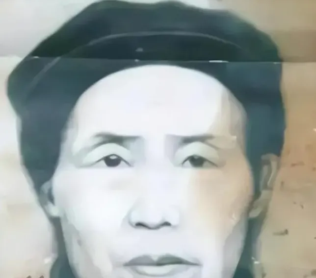 1928年，我军战士被敌人追杀，躲到农妇家中。不料，农妇竟然要他把衣服全脱了。这