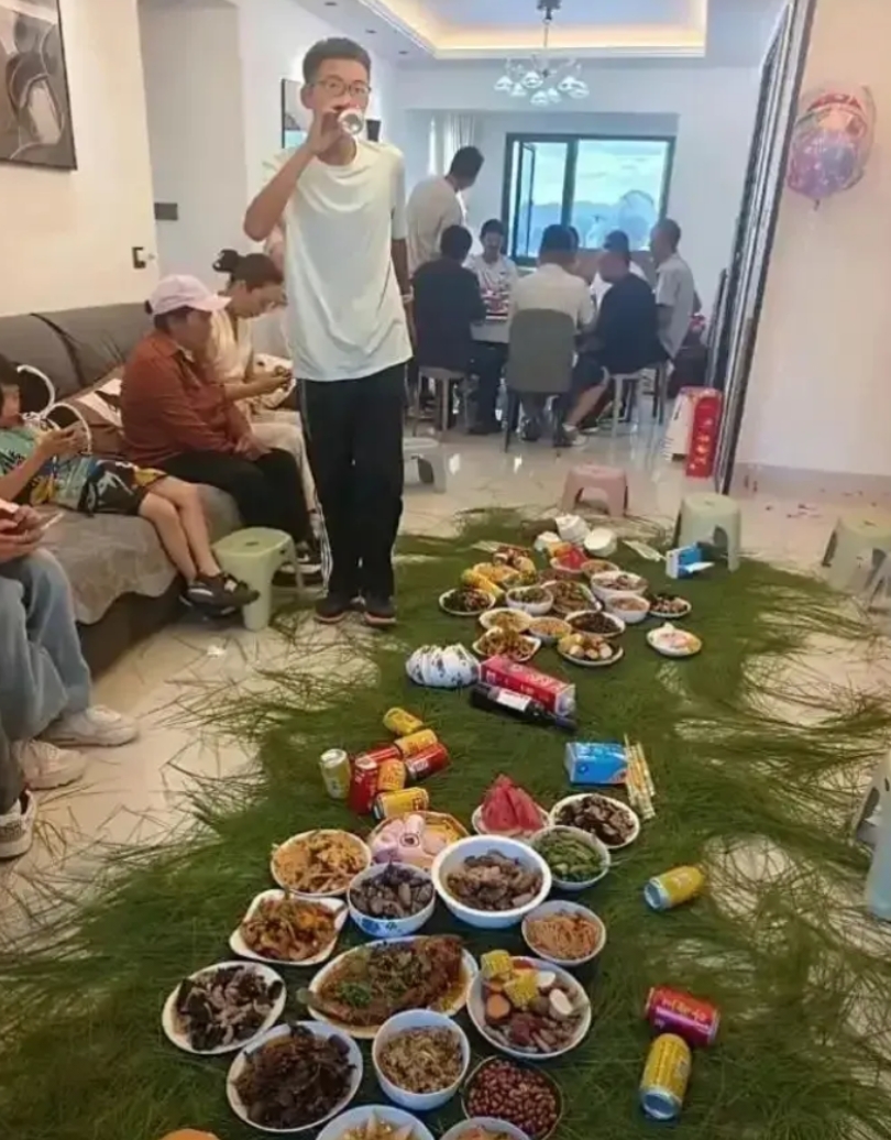 这是什么情况？怎么这样吃饭？