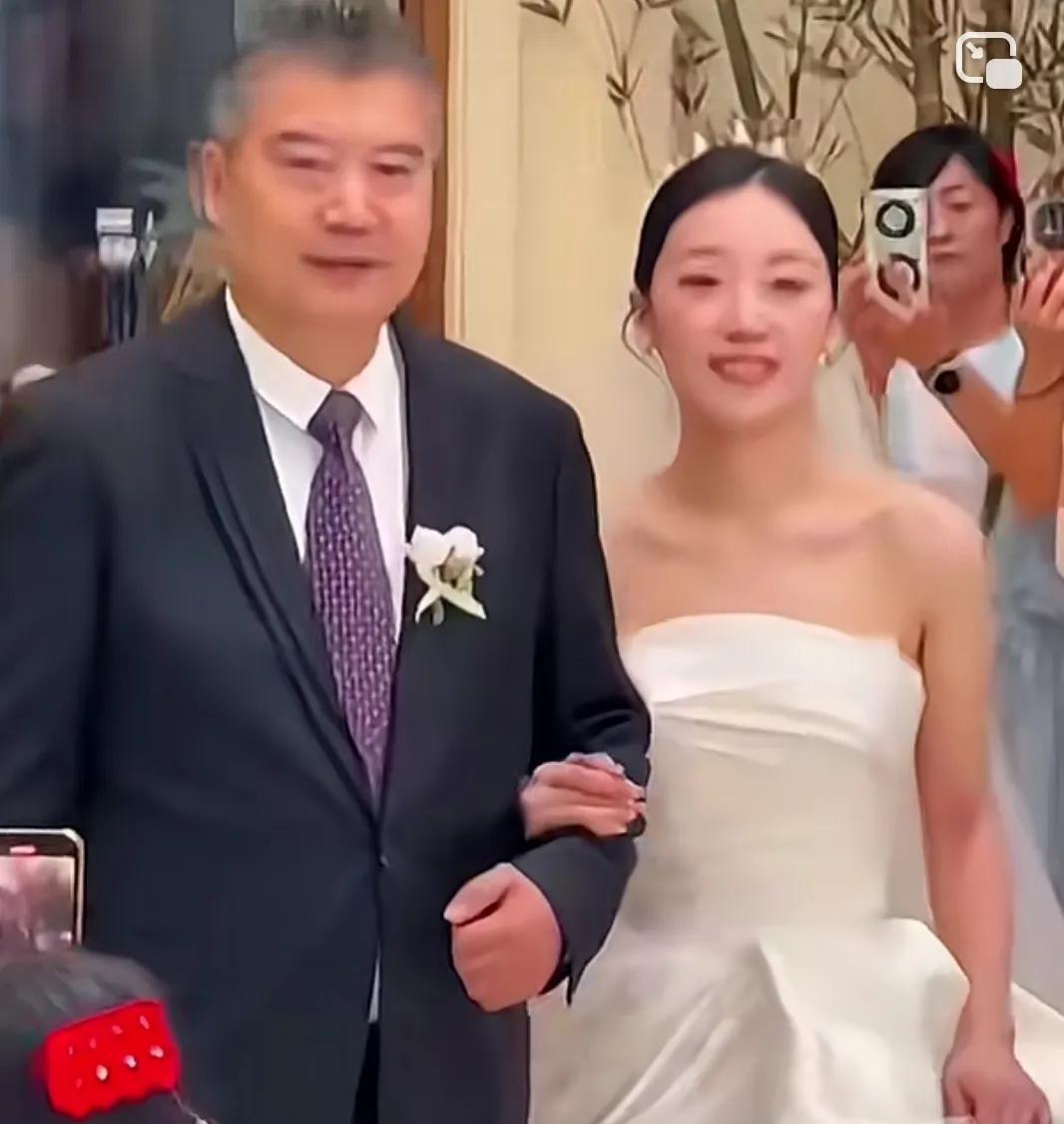曾经培养三位大满贯被称为大满贯之父的国乒总教练李隼，今天迎来女儿出嫁的好日子。老