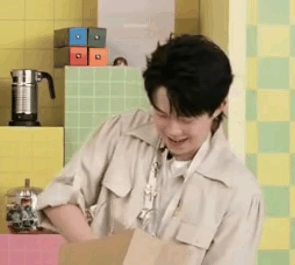 都说大头全程姨母笑，
终于知道他为啥心情奈斯！
昨天的深圳临时下雨，
奈斯的活动