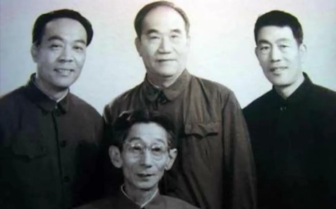 杨少华去世了，他和侯家的恩恩怨怨也就翻篇儿了。
想当初杨少华因家庭负担重、报酬少