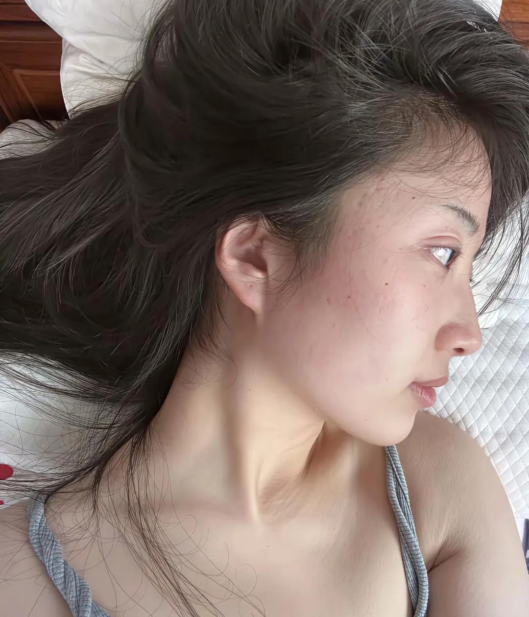 头发乱成鸡窝又咋啦！我爽就行
一觉醒来头发乱得像被猫抓过，
我觉得这样特真实、特
