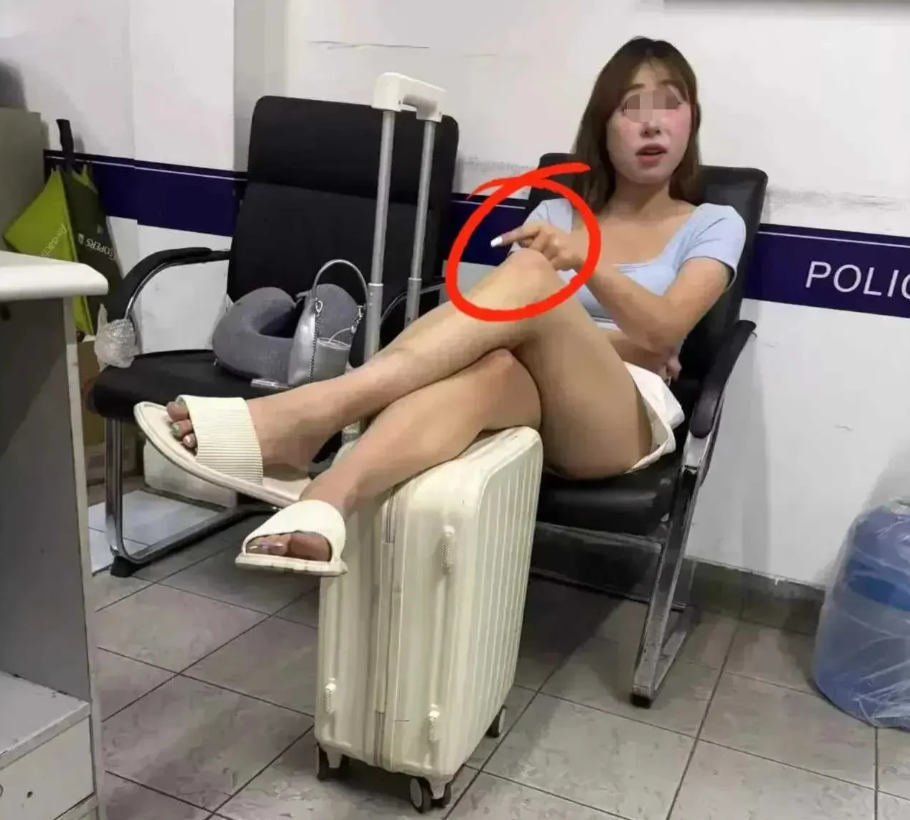 看这女子在警局的坐姿就知道她为什么那么嚣张了！近日上海地铁一18岁来沪旅游女子和