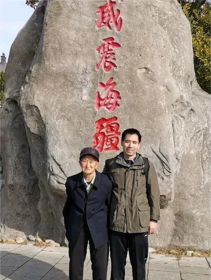 1979年，内蒙一46岁男子痛失两子，妻子改嫁离开，选择收养一男婴。他含辛茹苦把